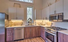 Upscale And Quiet Paducah Retreat On 15 Acres!